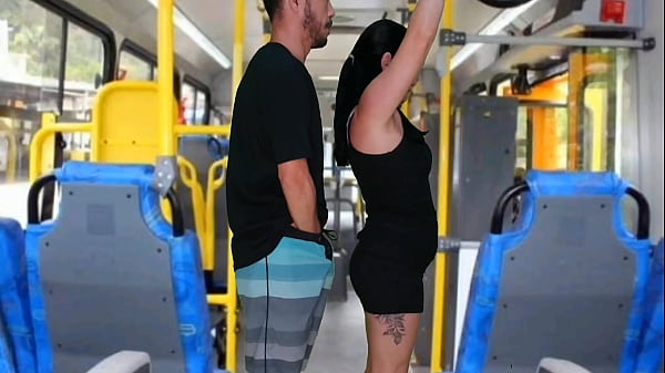 Morena tateando no ônibus