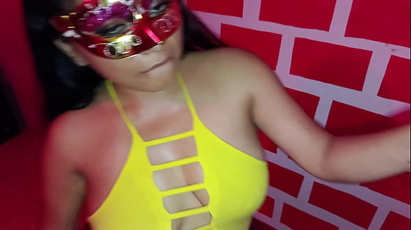 Latina!! Ela trabalha em uma boate VIP e acaba fazendo sexo intenso em pé com um visitante gringo