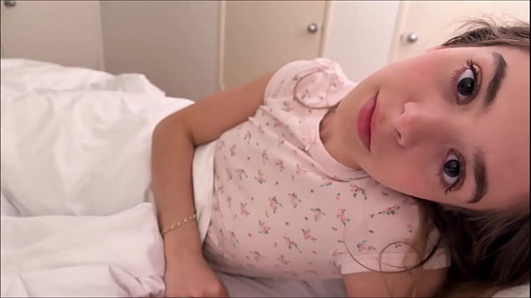 Convence a su inocente hermanastra de coger a escondidas