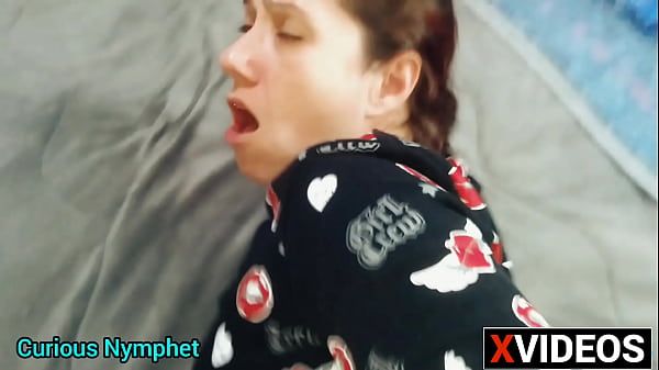 Curious Goddess – gostosa bunda grande plug anal dando a buceta e o arregaçando seu cu