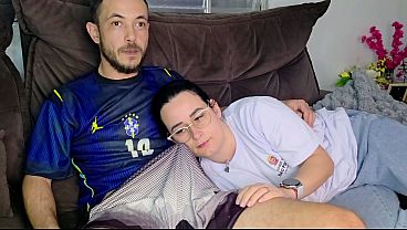 Stepsister é seduzida pelo meio-irmão enquanto assiste ao jogo do brasil