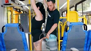 Morena tateando no ônibus